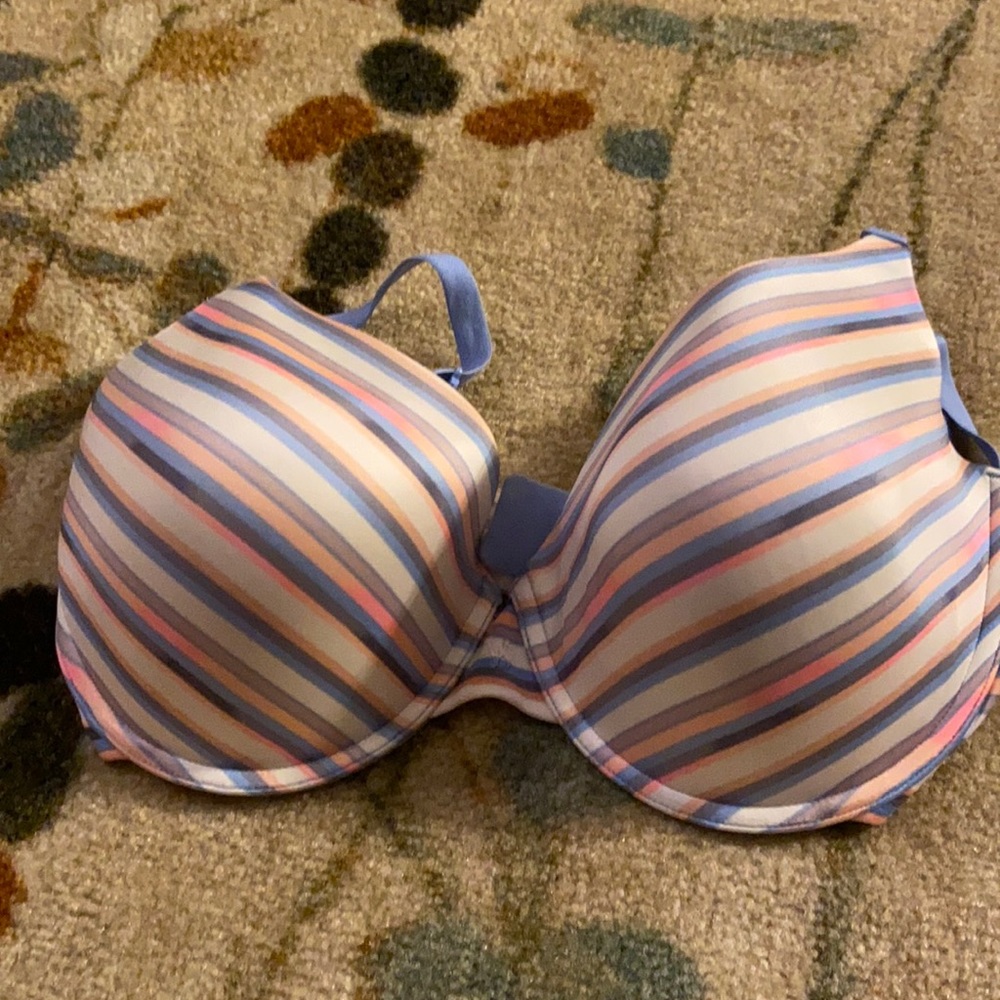 Gently used 38DD VS bra.